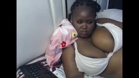 Snapshot of lunabloom01 chatting on 10.11.25 lunabloom01 online show from 10.11.25