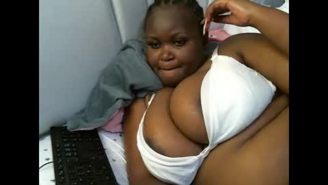 Snapshot of lunabloom01 chatting on 11.11.25 lunabloom01 online show from 11.11.25