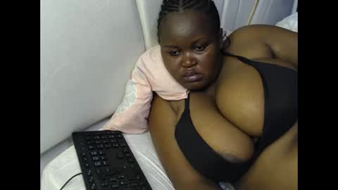 Snapshot of lunabloom01 chatting on 12.18.25 lunabloom01 online show from 12.18.25