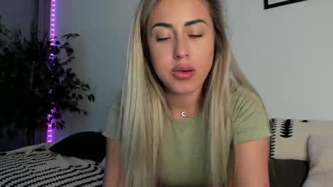 Snapshot of lunaink_ chatting on 02.08.25 Laura online show from 02.08.25