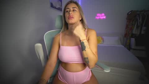 Snapshot of lunaink_ chatting on 11.21.25 Laura online show from 11.21.25