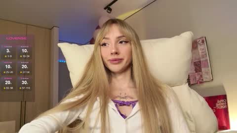 Snapshot of lunainnk chatting on 12.01.25 Luna online show from 12.01.25