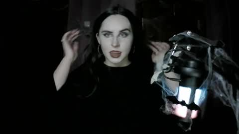 lunamystique_ online show from 10.27.25