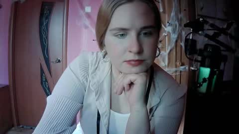 lunamystique_ online show from 11.07.25