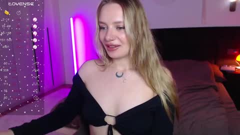 Snapshot of lunaticabae chatting on 03.01.25 LunaticaBae online show from 03.01.25