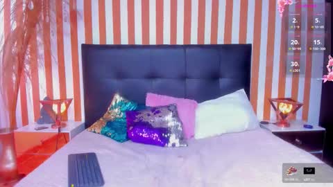 Snapshot of lunatoledo chatting on 09.17.25 Luna Toledo online show from 09.17.25