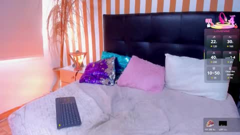 Snapshot of lunatoledo chatting on 11.15.25 Luna Toledo online show from 11.15.25