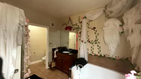 Snapshot of luvvlee chatting on 03.04.26 luvvlee online show from 03.04.26