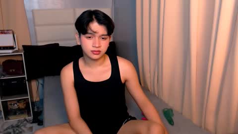 Snapshot of lux_white chatting on 03.06.25 queen lux online show from 03.06.25