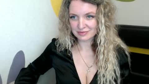 Snapshot of luxdonna chatting on 06.12.26 Donna online show from 06.12.26