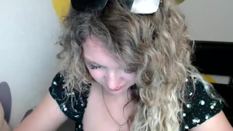 Snapshot of luxdonna chatting on 06.21.26 Donna online show from 06.21.26