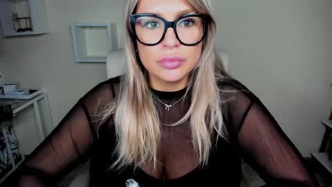 Snapshot of luxxx_diana chatting on 12.10.24 Diana online show from 12.10.24