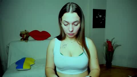 Snapshot of m_vikki chatting on 11.22.25 Vikki online show from 11.22.25