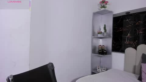 Snapshot of maazikeen chatting on 10.28.25 Mazikeen online show from 10.28.25