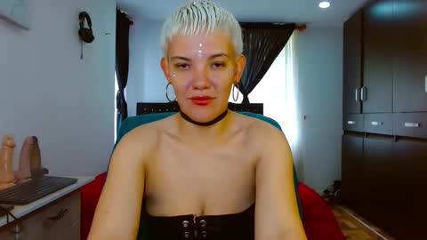 Snapshot of mackenziemoon chatting on 02.18.26 Noah Askew online show from 02.18.26