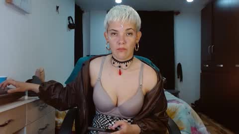 Snapshot of mackenziemoon chatting on 03.02.26 Noah Askew online show from 03.02.26