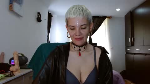 Snapshot of mackenziemoon chatting on 03.03.26 Noah Askew online show from 03.03.26