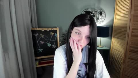 Snapshot of madelaines chatting on 11.18.25 madelaines online show from 11.18.25