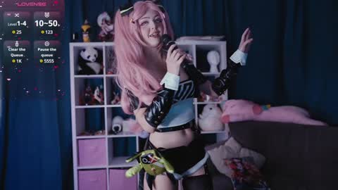 Snapshot of madnessalise chatting on 01.28.25 Alice online show from 01.28.25