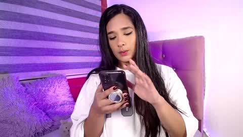 Snapshot of maeena chatting on 01.18.25 maeena online show from 01.18.25