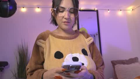 Maeve  schedule 11 am- 530 pm colombia time  online show from 12.25.24