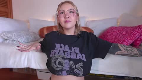 Snapshot of maeeve_ chatting on 05.08.26 Maeve schedule 11 am- 530 pm colombia time online show from 05.08.26