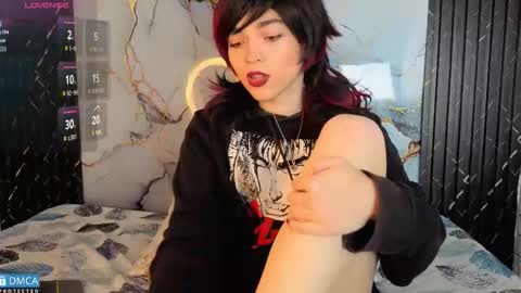 Snapshot of maevekuro chatting on 11.10.25 maevekuro online show from 11.10.25