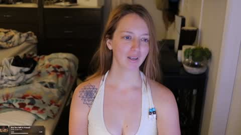 Snapshot of maevivant chatting on 02.11.26 Mae online show from 02.11.26