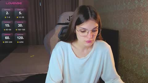 Snapshot of magic_shy chatting on 09.18.25 Merry online show from 09.18.25