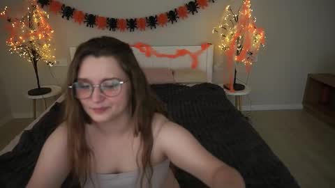 Snapshot of magicpeachhs chatting on 10.27.25 Emily online show from 10.27.25