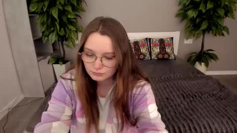 Snapshot of magicpeachhs chatting on 11.12.25 Emily online show from 11.12.25