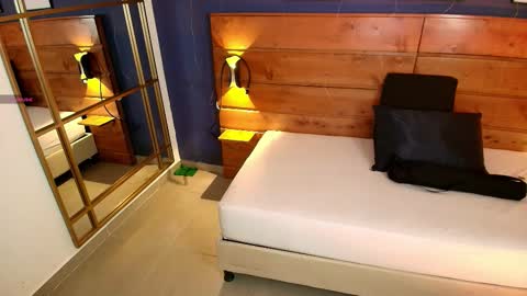 Snapshot of mahia_queen chatting on 10.16.25 Dani online show from 10.16.25