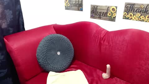 Snapshot of maia_2016 chatting on 02.14.25 ISABELA online show from 02.14.25