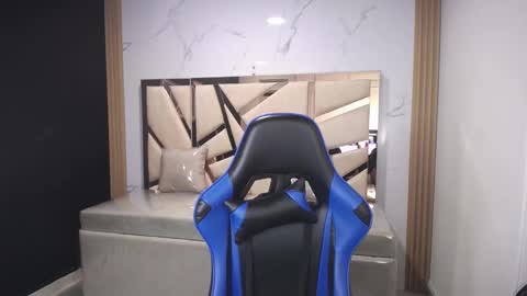 Snapshot of maily_a_ chatting on 11.12.25 Maily online show from 11.12.25