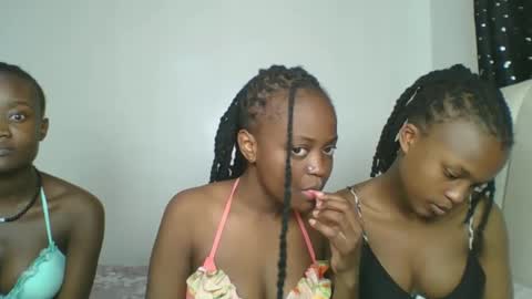 Snapshot of maira_luv1 chatting on 12.18.25 maira luv1 online show from 12.18.25