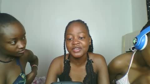 Snapshot of maira_luv1 chatting on 12.19.25 maira luv1 online show from 12.19.25