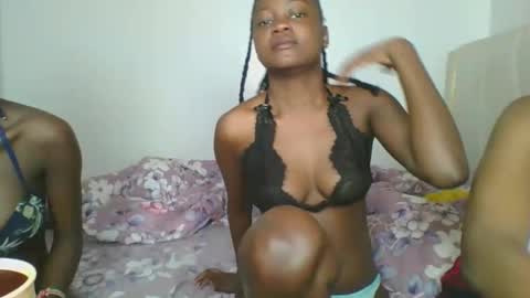 Snapshot of maira_luv1 chatting on 12.20.25 maira luv1 online show from 12.20.25