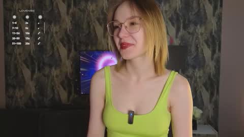 Snapshot of makemecum_now1 chatting on 11.25.25 makemecum_now1 online show from 11.25.25