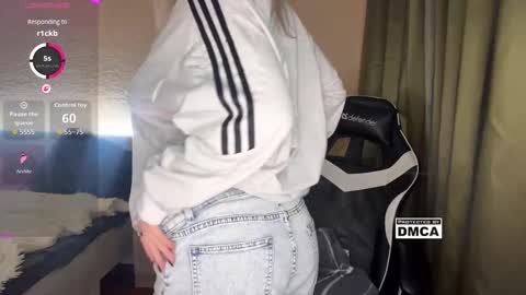 maksisisia online show from 11.18.25