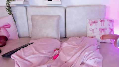 Snapshot of malka_burning chatting on 10.12.25 Malka online show from 10.12.25