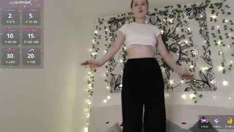 Snapshot of mandymilson chatting on 10.03.25 Mandy online show from 10.03.25