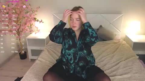 Snapshot of manic_pixie_ chatting on 02.01.25 manic_pixie_ online show from 02.01.25