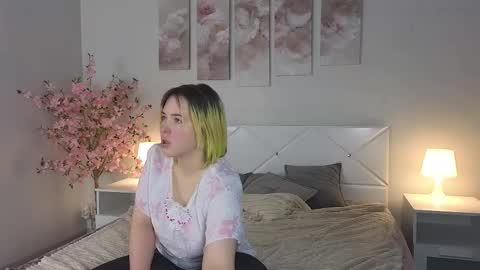 Snapshot of manic_pixie_ chatting on 02.05.25 manic_pixie_ online show from 02.05.25