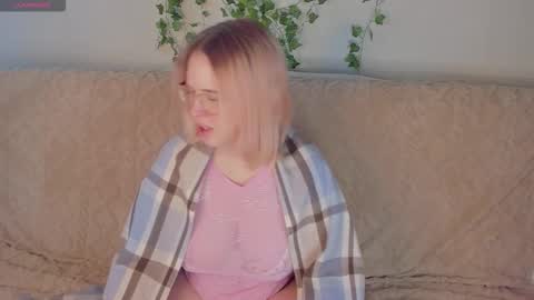 Snapshot of manic_pixie_ chatting on 09.28.25 manic_pixie_ online show from 09.28.25