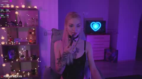 Snapshot of manifreyja chatting on 02.10.25 Amelie online show from 02.10.25