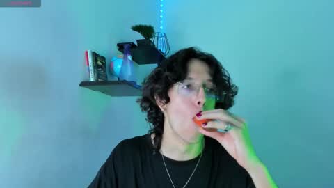 Snapshot of manu_vera8 chatting on 10.28.25 Manuel online show from 10.28.25