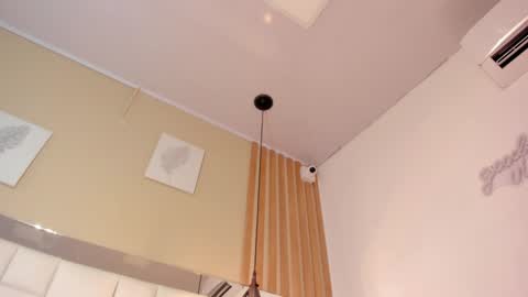 Snapshot of manuela_zapata chatting on 01.25.25 manu 3 online show from 01.25.25