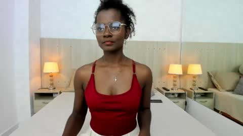 Mara Sinclair online show from 06.03.26