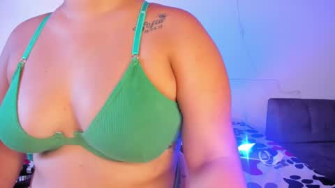 Snapshot of maralinette22 chatting on 12.25.24 maralinette22 online show from 12.25.24