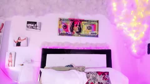 Snapshot of maralinette22 chatting on 02.19.25 maralinette22 online show from 02.19.25